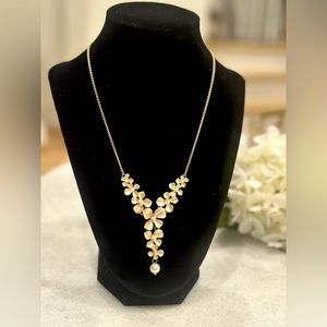 New gold plated flower necklace with pearl charm